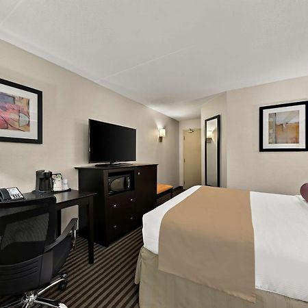 Best Western Plus Toronto North York Hotel & Suites Екстер'єр фото