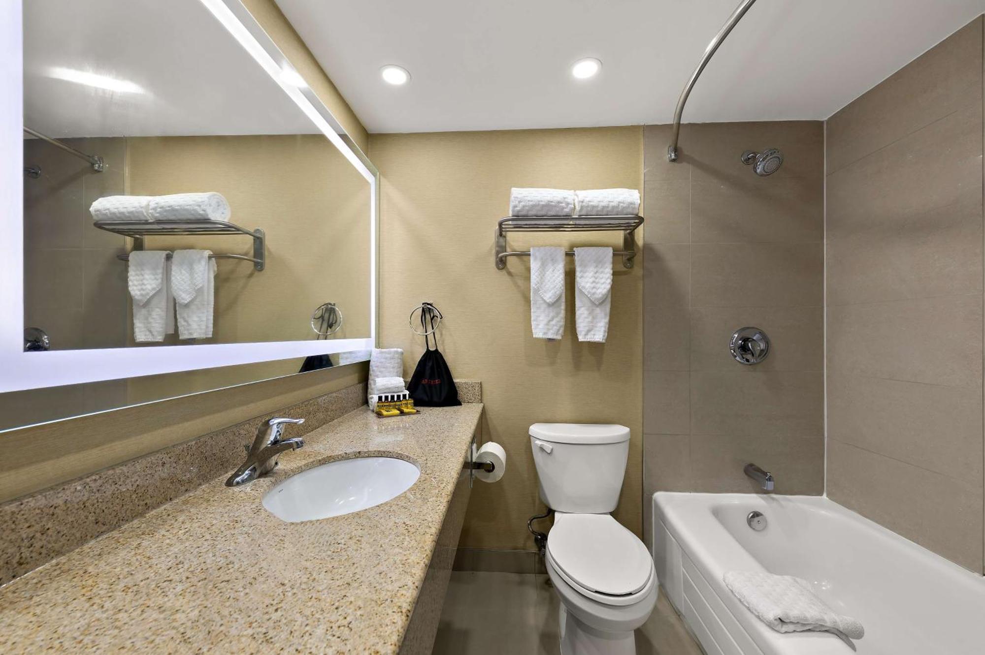 Best Western Plus Toronto North York Hotel & Suites Екстер'єр фото